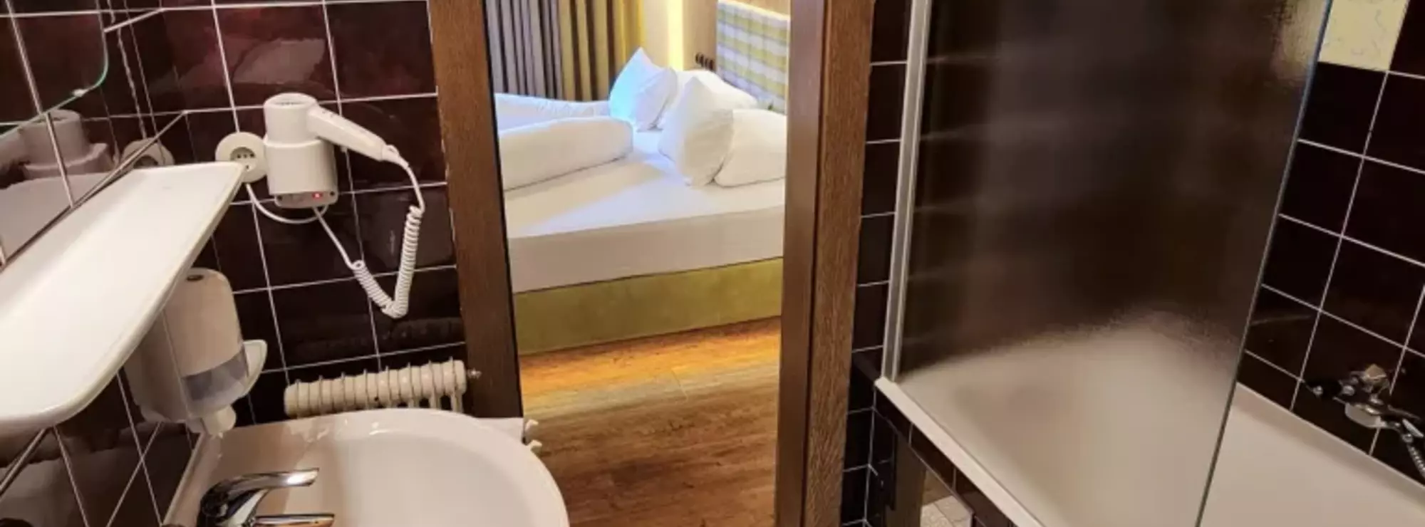 Rustikales Badezimmer in einem Hotelzimmer