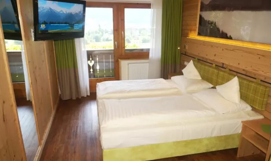 Hotelzimmer mit Doppelbett, Fernseher und Balkon