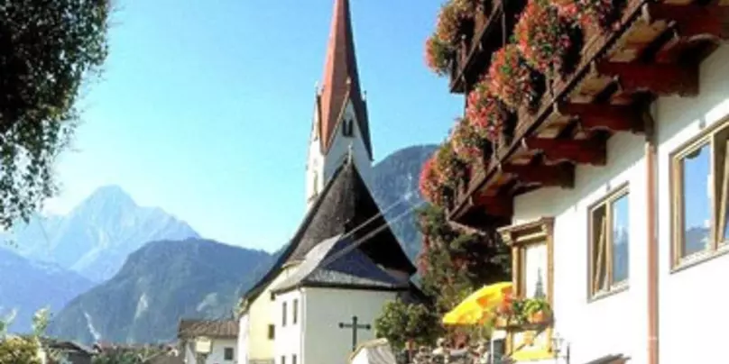 Kirche in Hippach im Sommer