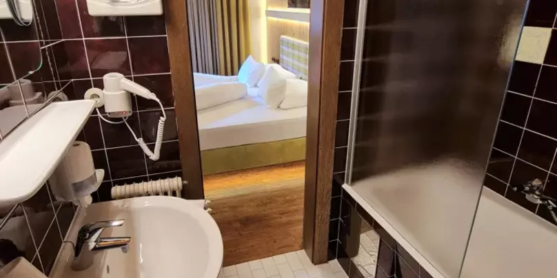Hotelzimmer mit Schlafzimmer und rustikalem Bad