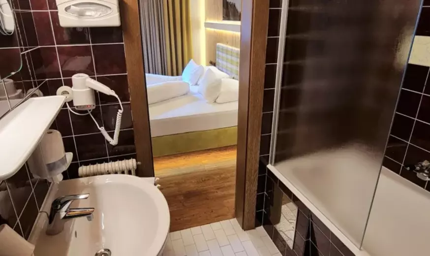Hotelzimmer mit Schlafzimmer und rustikalem Bad